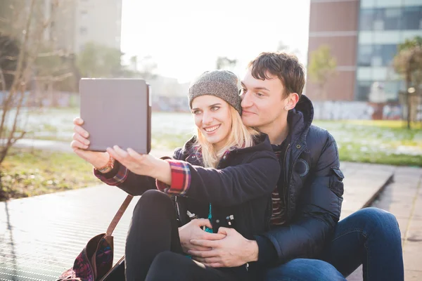 Casal a tomar uma selfie usando comprimido — Fotografia de Stock