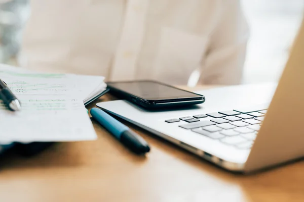 Laptop met potlood en organisator — Stockfoto