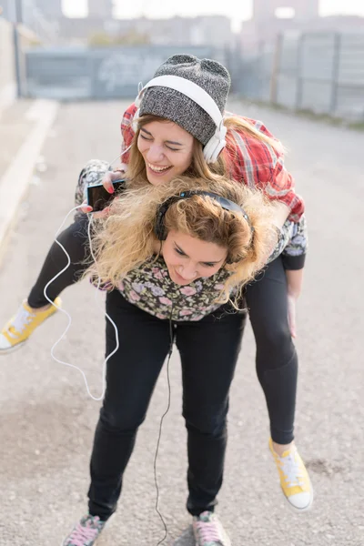 Frau hört Musik mit Kopfhörern — Stockfoto