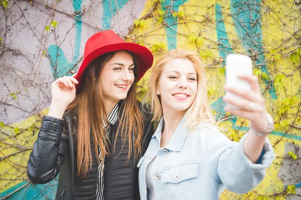 Meisjes van plezier in de stad nemen selfie — Stockfoto