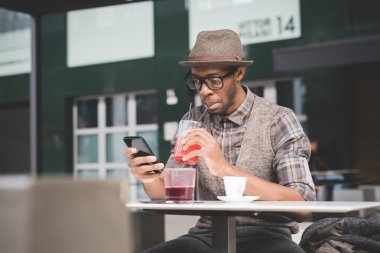afro siyah adam bir masada oturan 