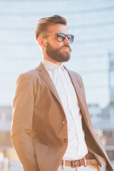 Geschäftsmann mit Sonnenbrille — Stockfoto