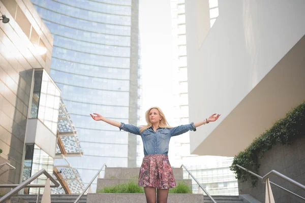 Chica rubia posando en una escalera — Foto de Stock