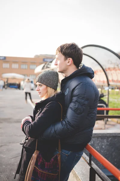 Caucasian couple leaning against an handrail — Stock Photo, Image