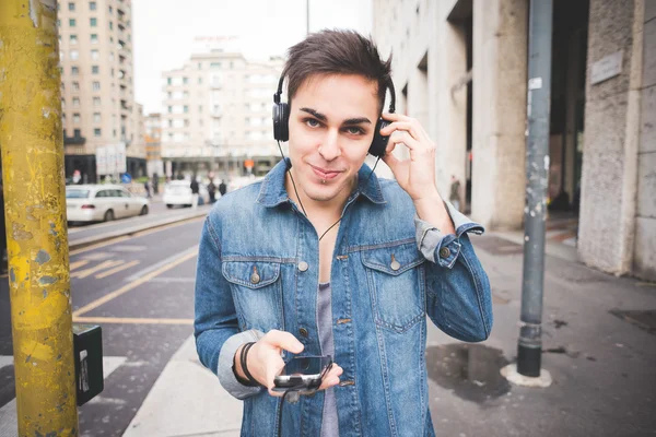 Man in town listening to music — Stock Photo, Image