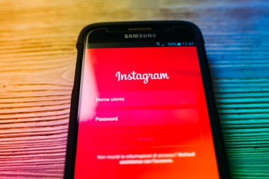 Samsung S6 Instagram app için açıldı. 
