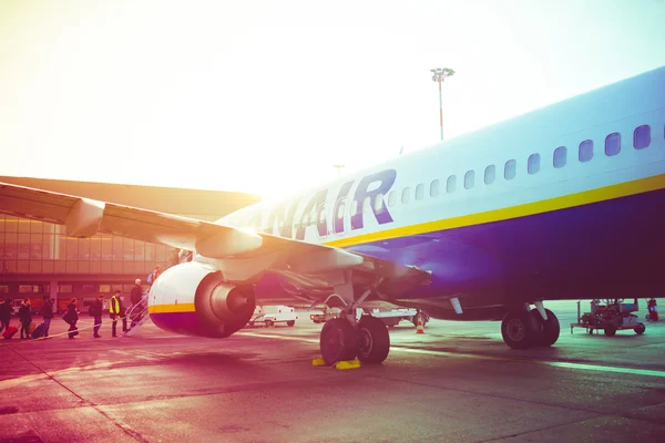 Personas en el aeropuerto en el avión —  Fotos de Stock