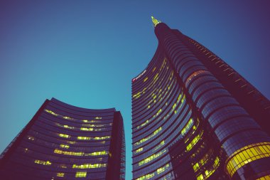 Unicredit Tower'ın gece manzarası