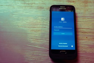 Samsung S6 Facebook app için açıldı.