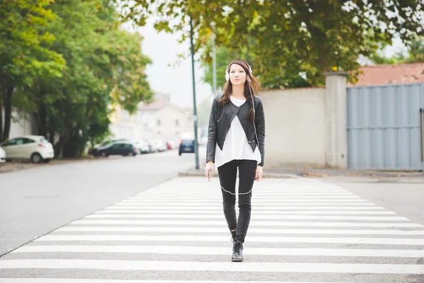 Chinese woman walking in street — Stock Photo, Image