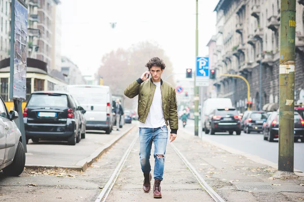 Man in de straat van de stad lopen — Stockfoto