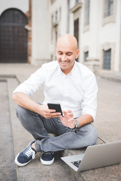 Business man sitter på en trappa med smartphone — Stockfoto