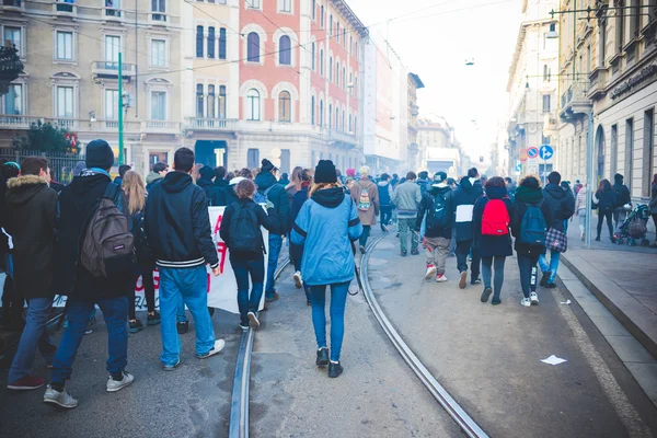 Students demonstrating, MILAN, ITALY — Stock Photo, Image