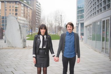 Beyaz adam ve şehirde kadın