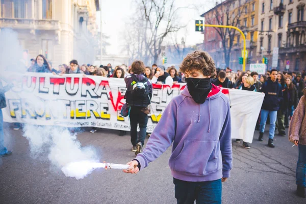 Estudiantes demostrando, MILÁN, ITALIA — Foto de Stock