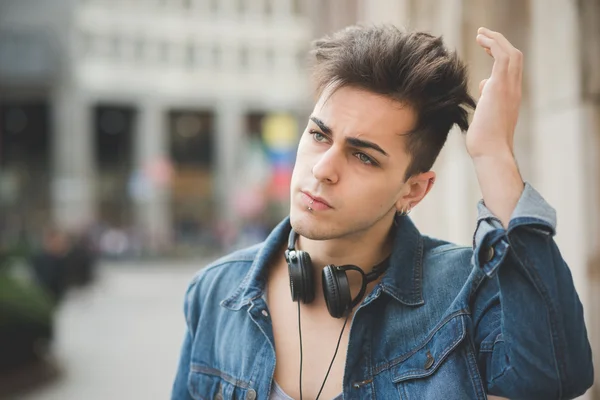 Genç yakışıklı alternatif koyu model adam şehirde m için dinleme — Stok fotoğraf