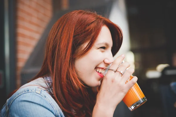 Mulher beber copo de suco — Fotografia de Stock