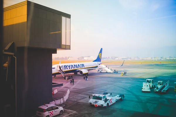 Aeronaves Ryanair Jet se preparando para embarque . — Fotografia de Stock