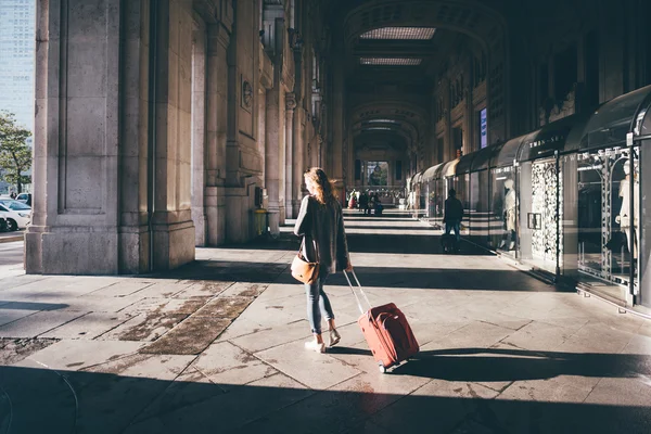 Giovane ragazza alla Stazione Centrale di Milano — Foto Stock