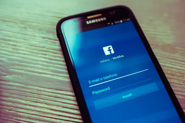 Facebook page on Samsung smartphone — Stock Photo, Image