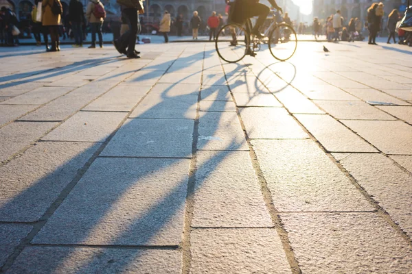 Wandelen op de stoep in het centrum van de stad Rechtenvrije Stockafbeeldingen