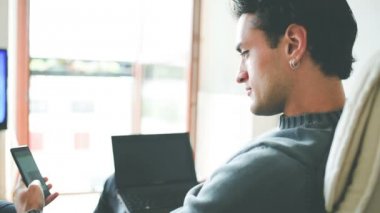 adam akıllı telefon ekran dokunarak