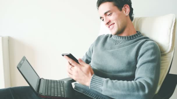 Hombre tocando la pantalla del teléfono inteligente — Vídeo de stock