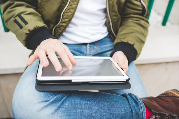 Man använder en Tablet PC — Stockfoto