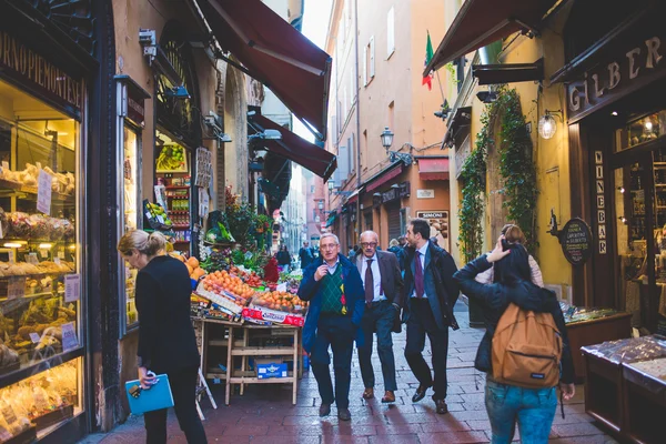 Mensen uit het bedrijfsleven lopen in het centrum van de stad. — Stockfoto