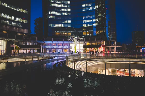 Night view of Gae Aulenti's square — Stock Photo, Image