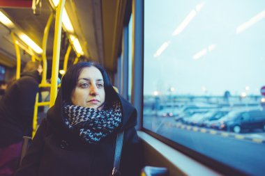 bir otobüse oturan kadın