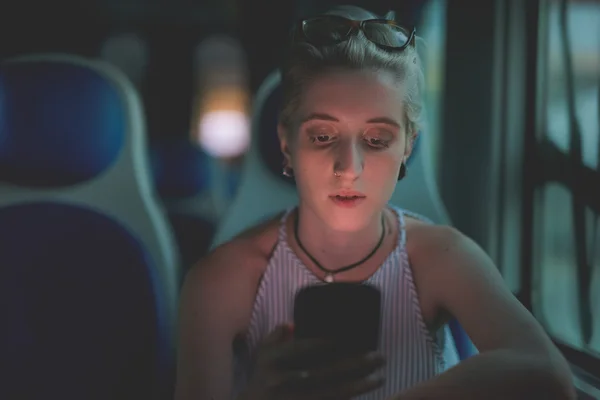 Blond italiensk tjej som håller en smartphone — Stockfoto