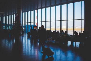 Terminalde oturan insanlar 