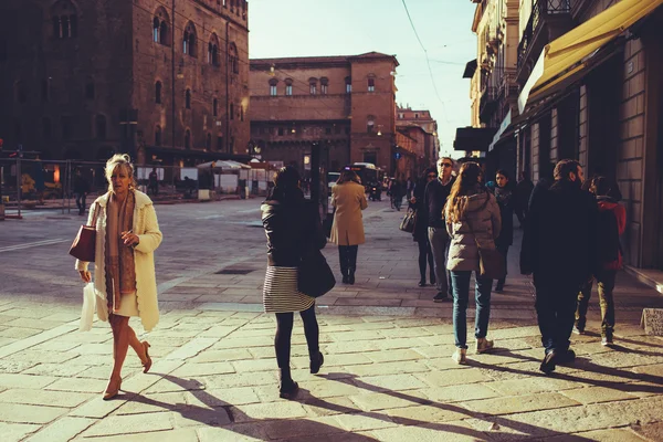 Gente che cammina per strada — Foto Stock