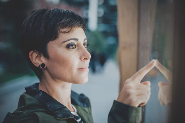 Mujer tocando una pantalla táctil —  Fotos de Stock