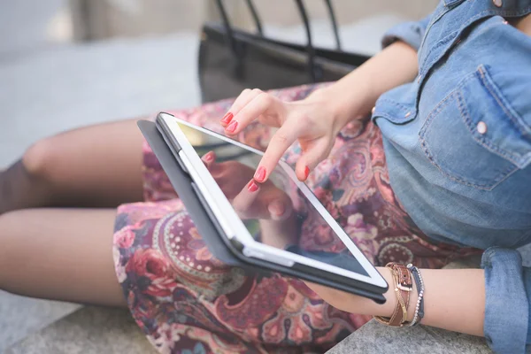 Girl using a tablet connected online — Stock Photo, Image