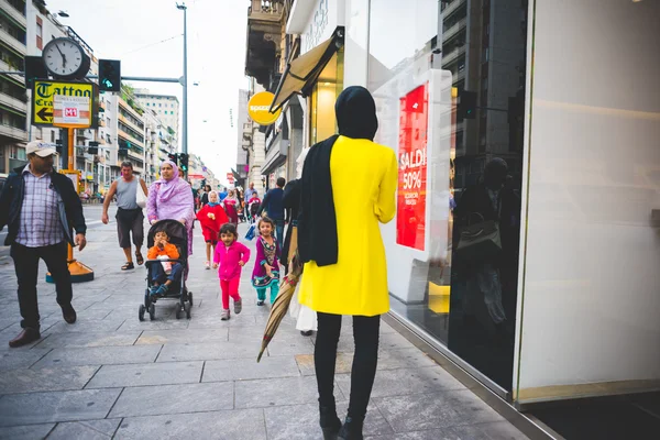 Vrouw draagt chador en gele jas — Stockfoto