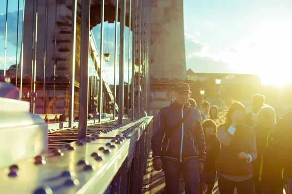 Människor gå på hängbron — Stockfoto