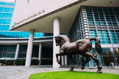 Bir at heykeli ile Pirellone girişi. 