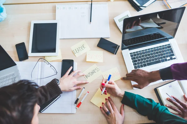 Escritorio de oficina con un grupo de personas —  Fotos de Stock