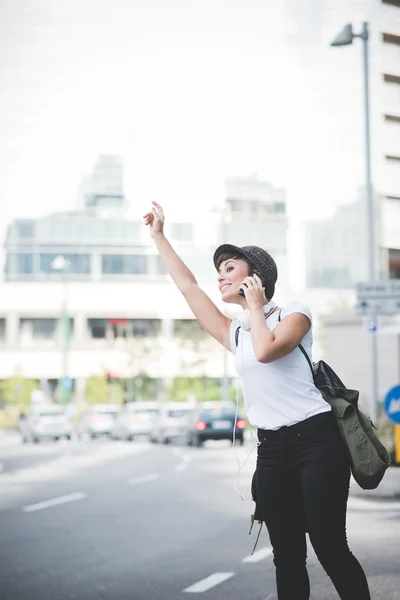 Mujer pidiendo un taxi — Foto de Stock