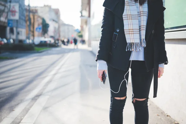 Mujer caucásica escuchando música —  Fotos de Stock