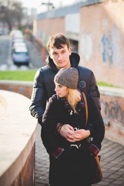 Kaukasiska par i staden — Stockfoto
