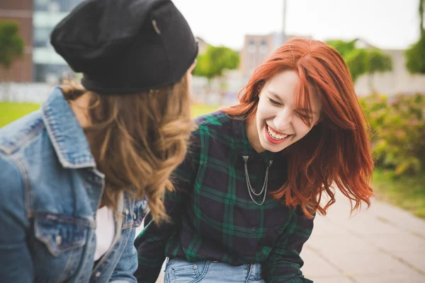 Freundinnen chattin — Stockfoto