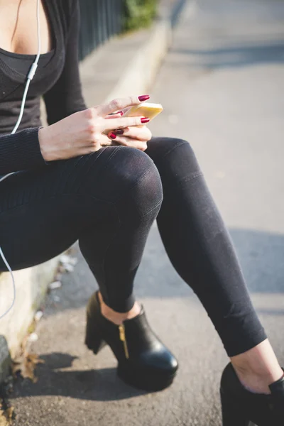 Kvinna som håller i en smartphone — Stockfoto