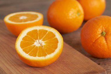 Turuncu. Turuncu bir ahşap kesme tahtası üzerinde kesmek.