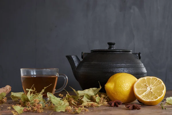 Té. Composición de té de limón y otros suministros . Imagen de stock