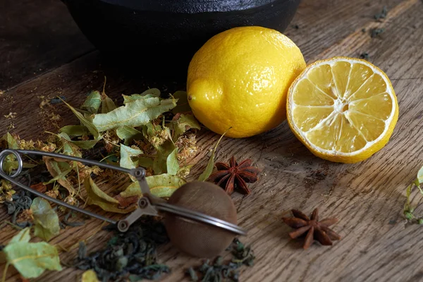 Té. Composición de té de limón y otros suministros . Imagen de archivo