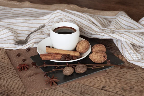 Una taza de café caliente y artículos temáticos a su alrededor . Fotos de stock