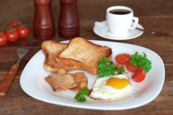 Breakfast with scrambled eggs. — Stock Photo, Image